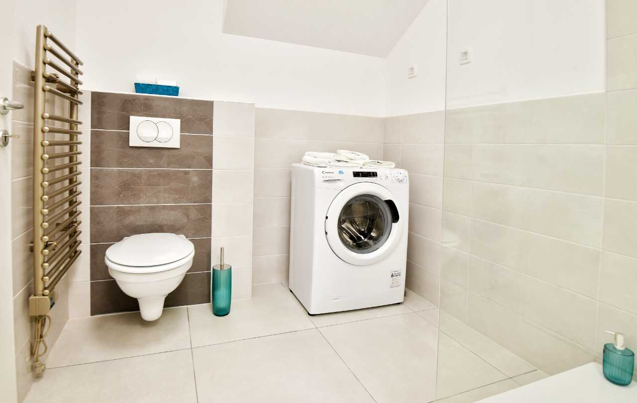Apartma Moravske Toplice Sweet Stay Spa 1 - kopalnica s pralnim strojem in toaletnimi potrebščinami