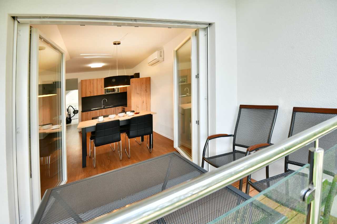 Apartma Moravske Toplice Sweet Stay Spa 2 - balkon s pogledom v jedilnico in kuhinjo