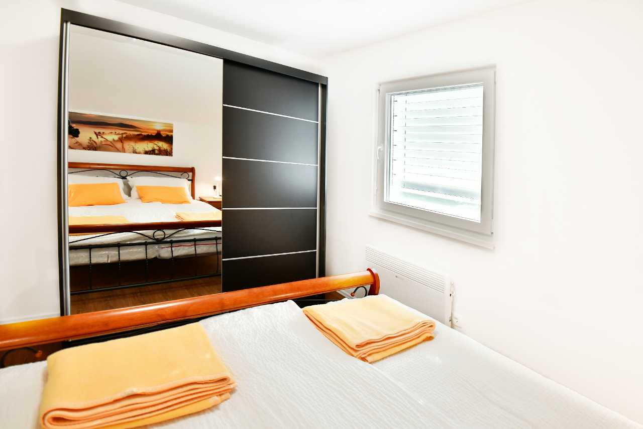 Apartma Moravske Toplice Sweet Stay Spa 2 - spalnica z veliko garderobno omaro