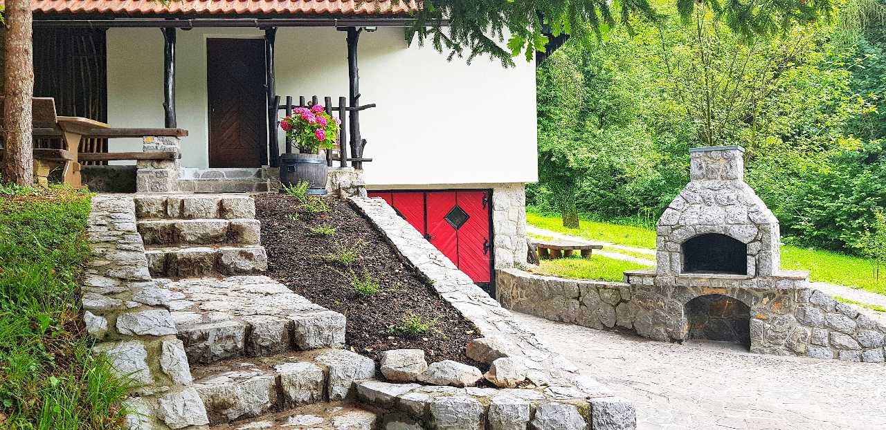Koča Zaplana Sweet Stay Forest House - courtyard with parking
