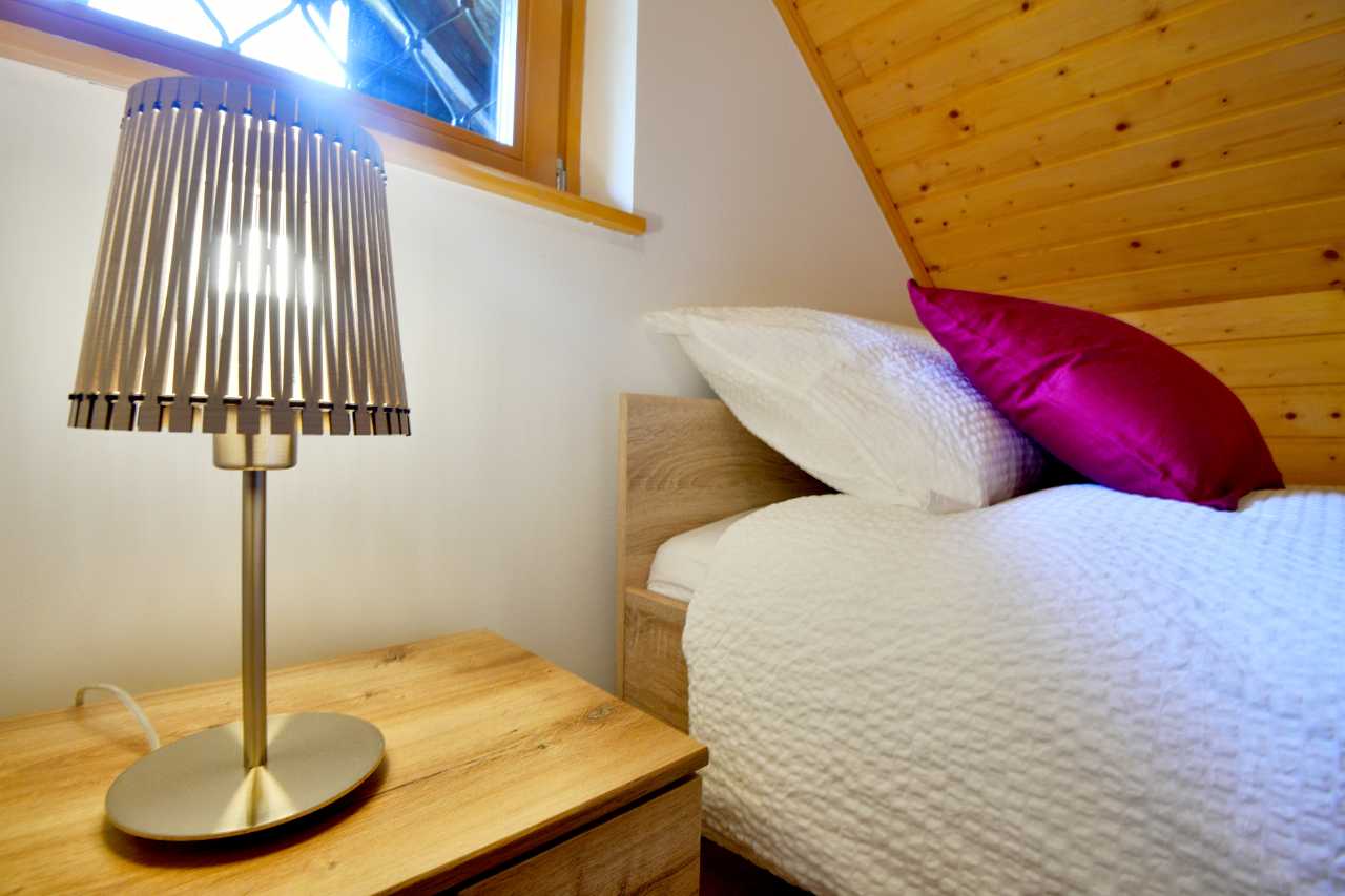 Koča Zaplana Sweet Stay Forest House - single bed with night lamp